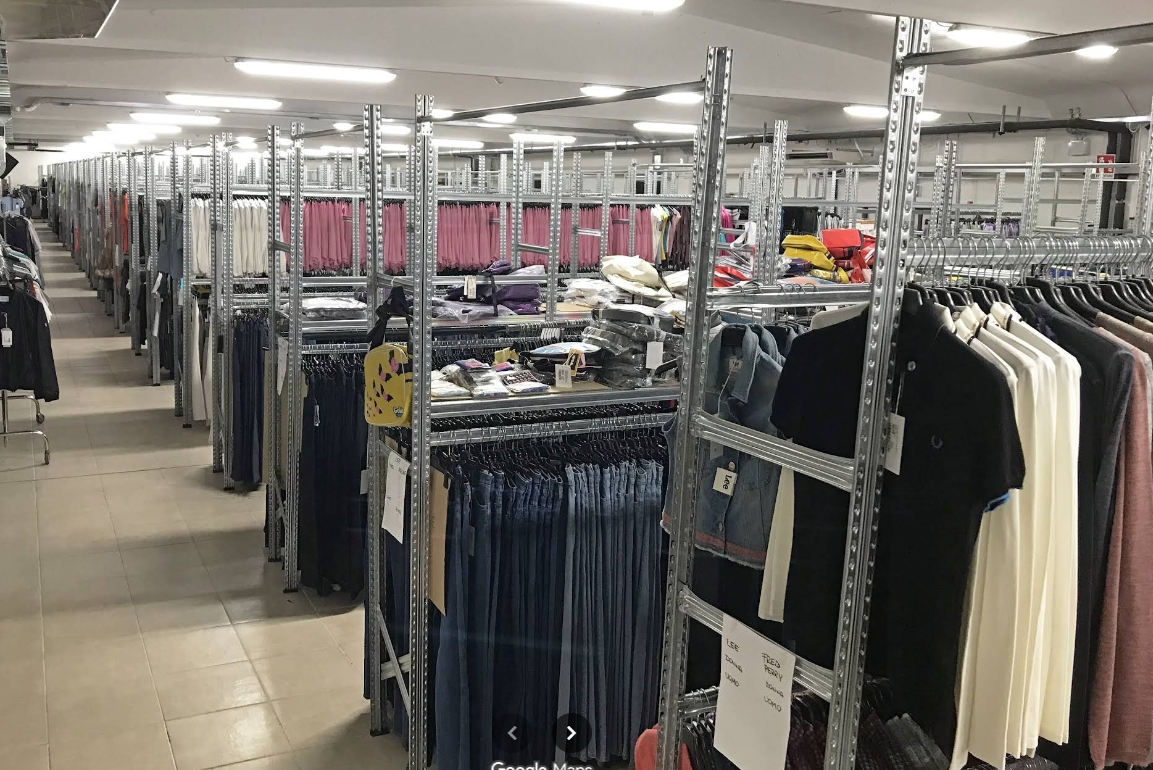 Notre entrepôt de vêtements et chaussures de marque, prêts à être expédiés sous 24 h